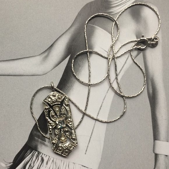 Pristine Lovely Vintage Pendant with Silver Chain - Picture 4 of 4